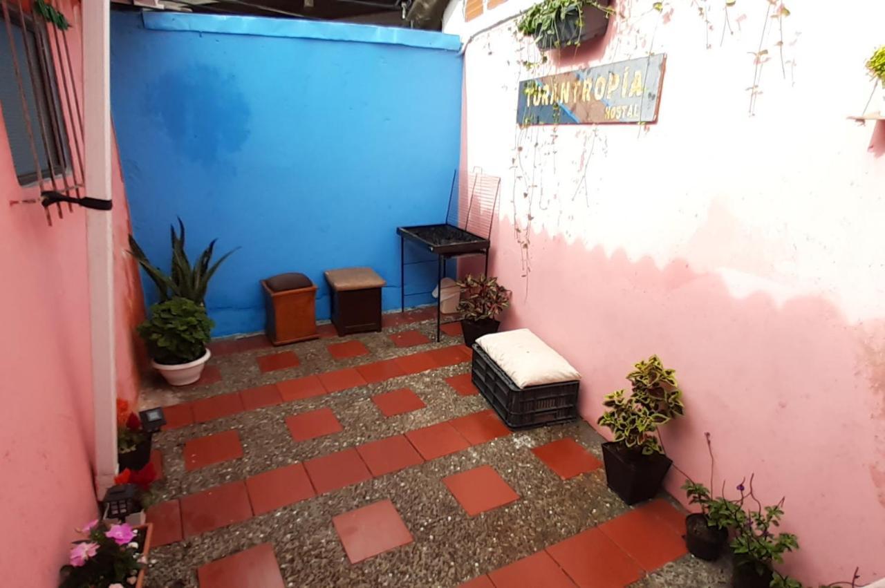 Artesanos Y Turistas Guatapé Exterior photo